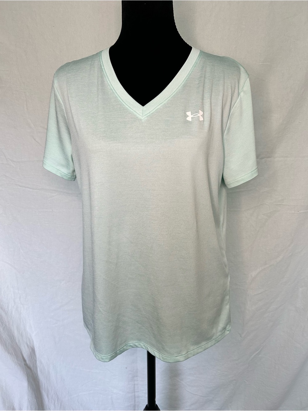 Under Armour Mint Green V-Neck Activewear T-Shirt Size Medium
